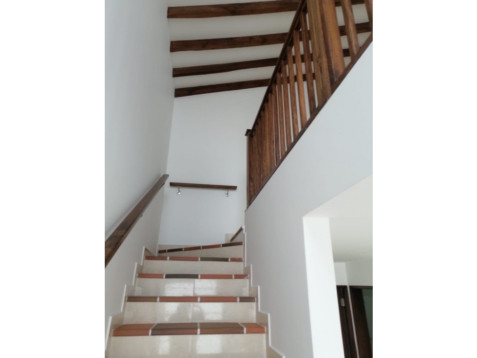 Se vende casa de 2 niveles con parqueadero en San Miguel — foto 5
