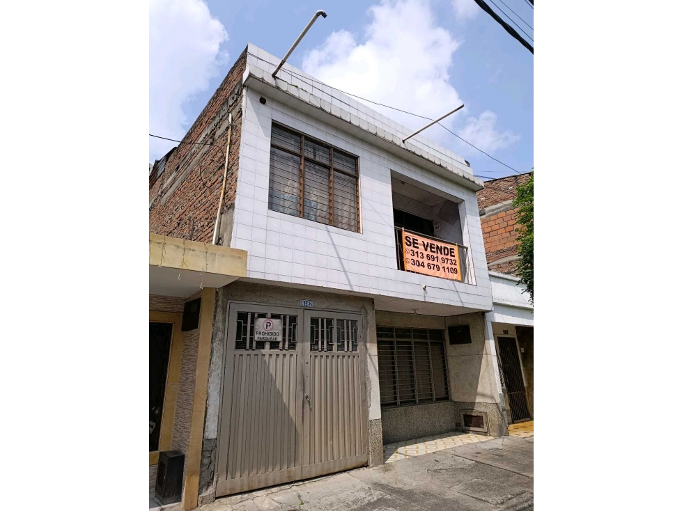 SE VENDE CASA DE 2DOS NIVELES B/ TRONCAL