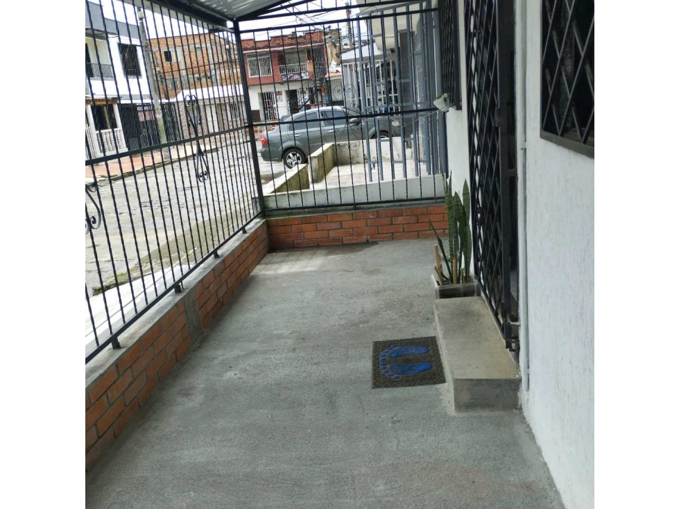 SE VENDE CASA BIFAMILIAR DE 3 NIVELES INDEPENDIENTES. BARRIO PINARES
