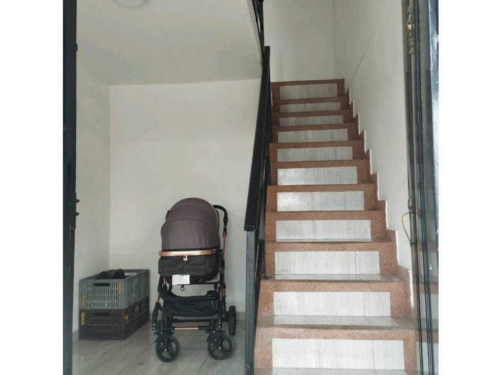 SE VENDE CASA BIFAMILIAR DE 3 NIVELES INDEPENDIENTES. BARRIO PINARES — foto 2