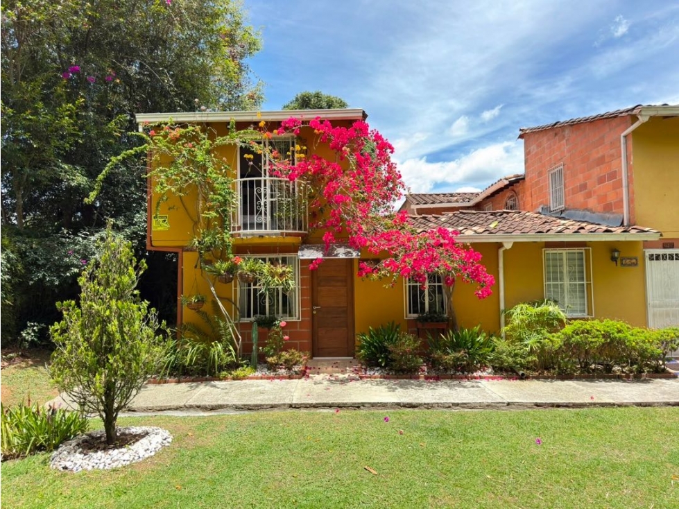 Se vende casa de dos niveles en condominio campestre en La Ceja