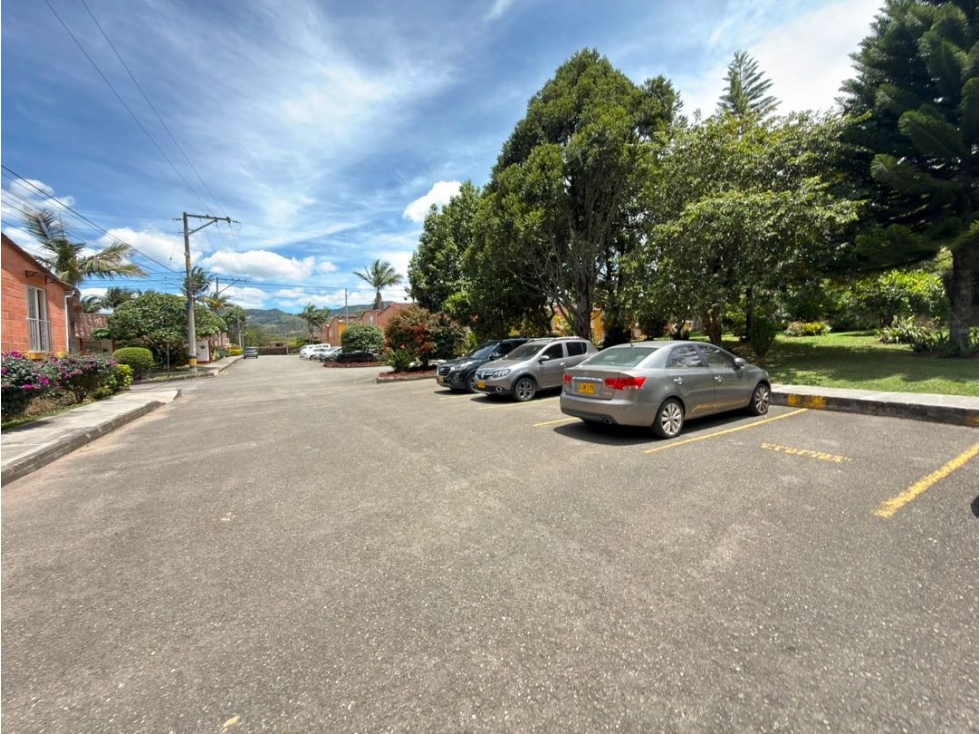 Se vende casa de dos niveles en condominio campestre en La Ceja — foto 4