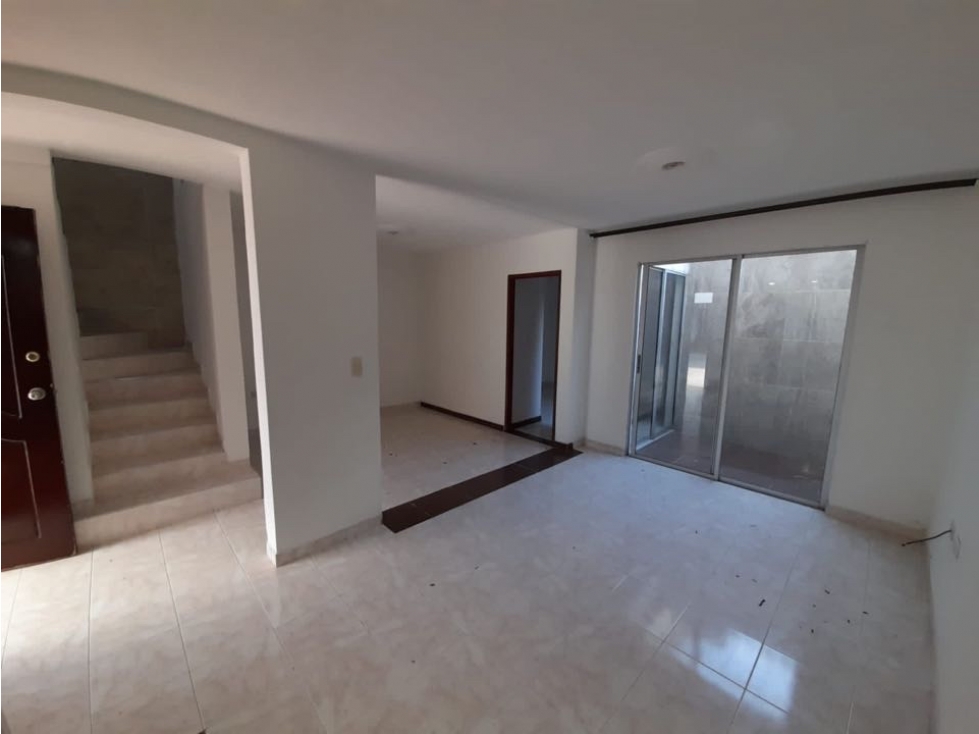 Se vende casa de dos pisos en conjunto Barrio Las Mercedes Palmira