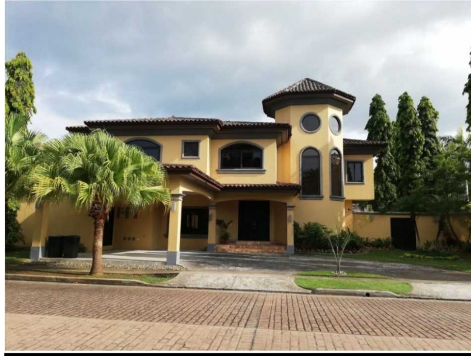 Se Vende Casa de Lujo bien Situada en La Urb La Antigua Costa del Este