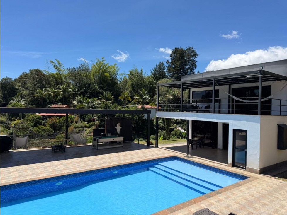 Se vende casa de lujo con piscina en condominio cerca a San Antonio