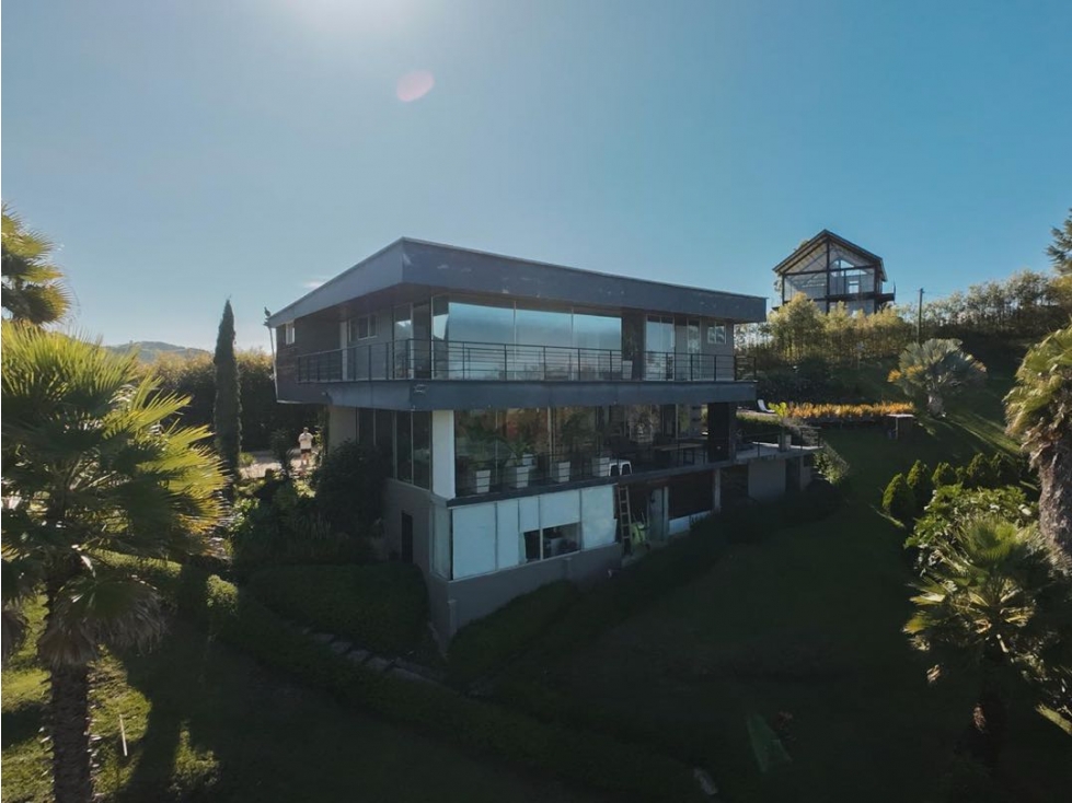 SE VENDE CASA DE LUJO EN GUATAPE CON INGRESO DIRECTO A LA REPRESA. - 1