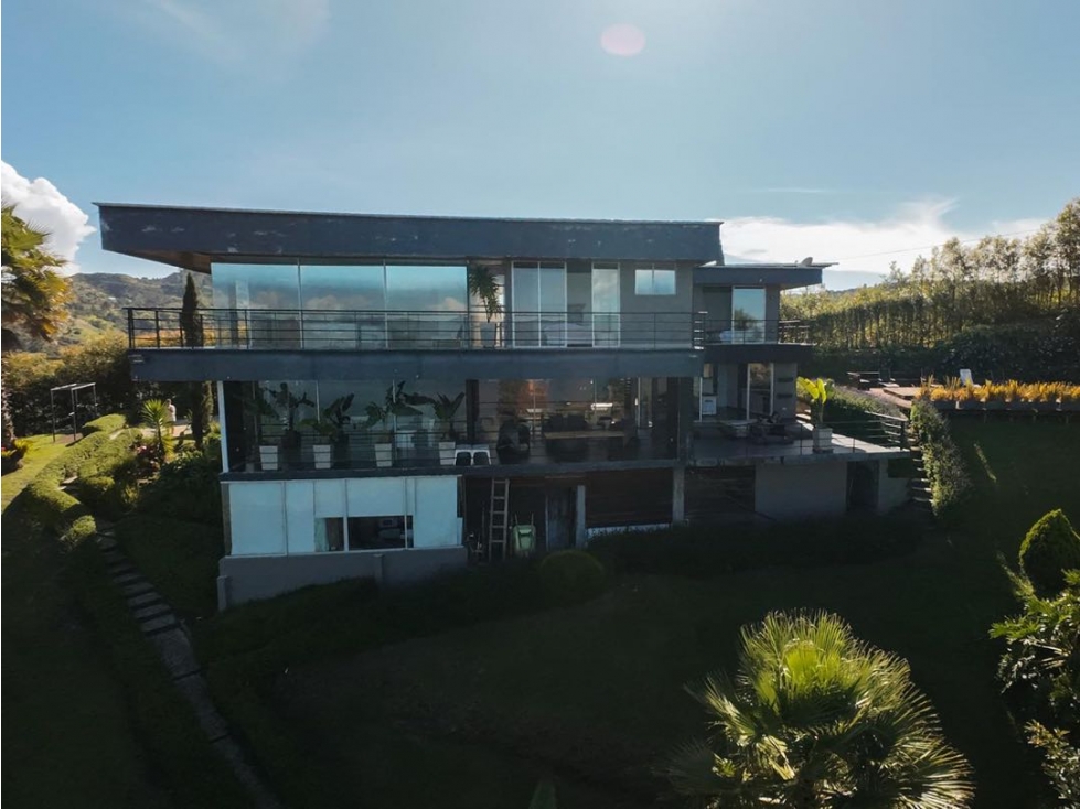SE VENDE CASA DE LUJO EN GUATAPE CON INGRESO DIRECTO A LA REPRESA. - 2