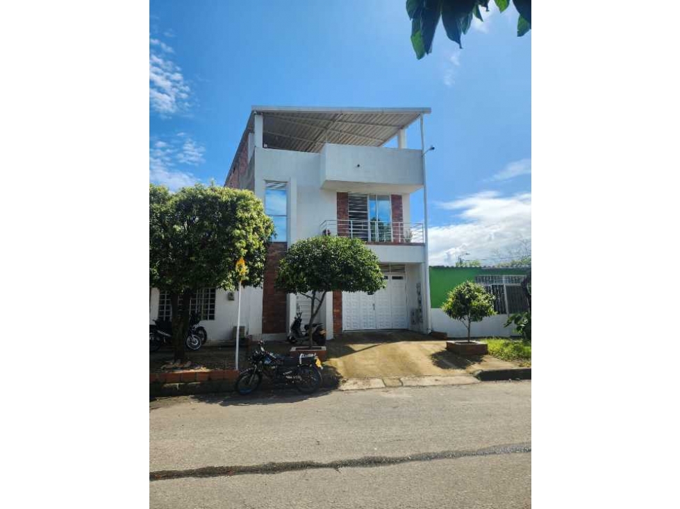 SE VENDE CASA DE TRES NIVELES, AREA 250 MTS YOPAL. - 1