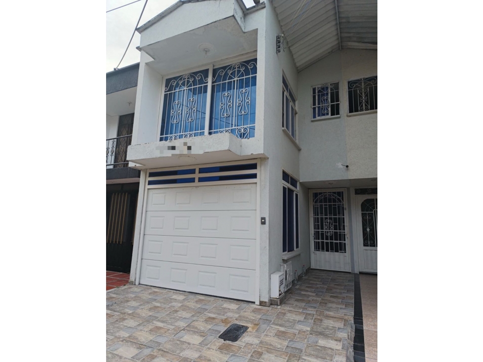 SE VENDE CASA DE TRES PISOS BARRIO JUAN PABLO, YOPAL.