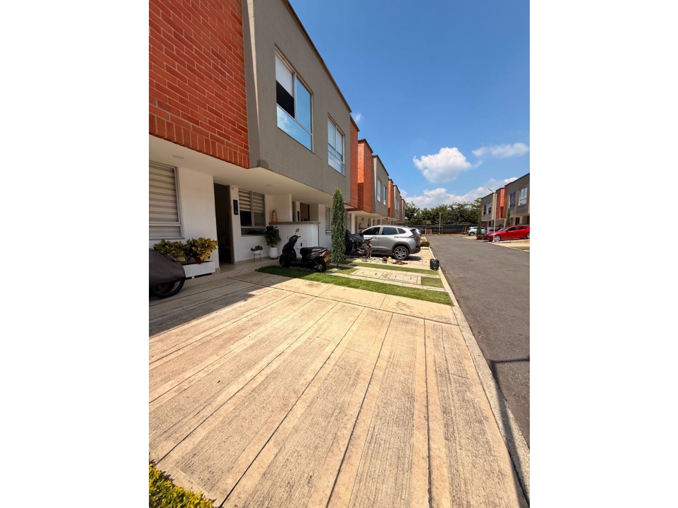 SE VENDE CASA EN ALFAGUARA