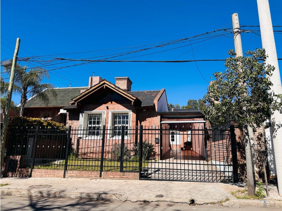 Se vende hermosa casa en B* Parque Chacabuco