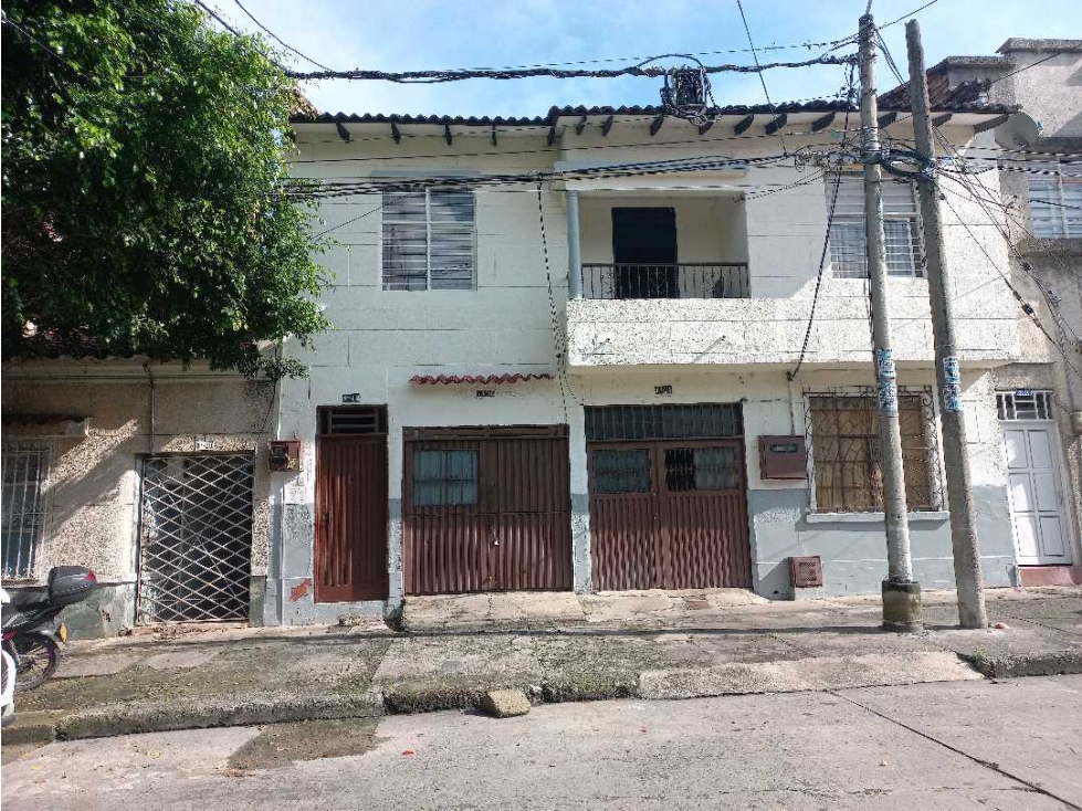 Se vende casa en Barrio Bretaña con Tres apartamentos .MHG.