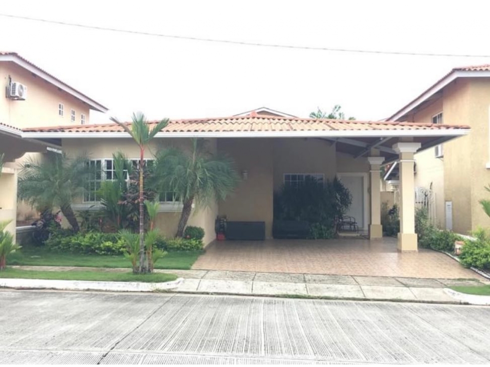 SE VENDE CASA EN BRISAS DEL GOLF - 1