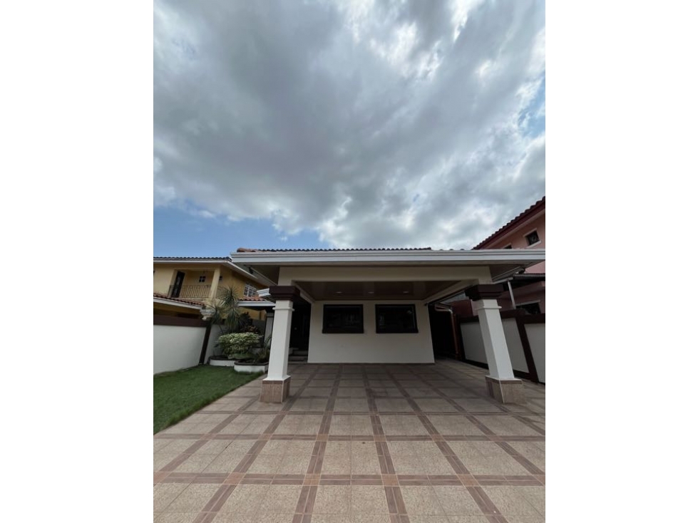 SE VENDE CASA EN BRISAS DEL GOLF