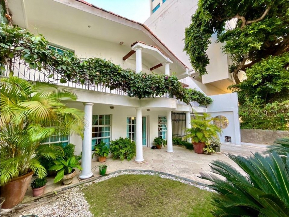 CASA EN VENTA EN CASTILLOGRANDE! EXCELENTE UBICACION