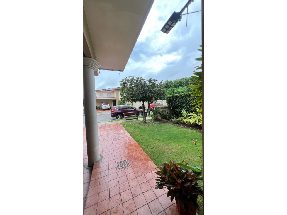 SE VENDE ESPACIOSA CASA EN CHANIS — foto 2