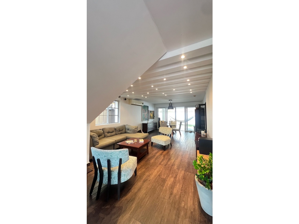 SE VENDE ESPACIOSA CASA EN CHANIS — foto 3