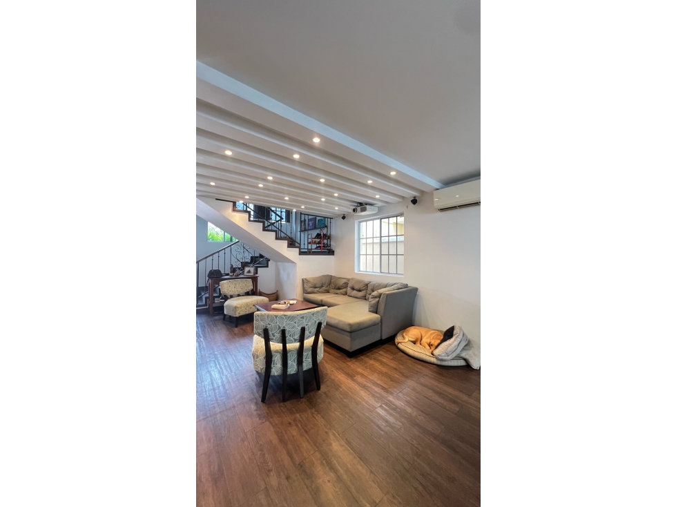 SE VENDE ESPACIOSA CASA EN CHANIS — foto 4
