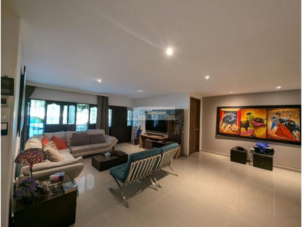 Se vende casa en Ciudad Jardin , remodelada