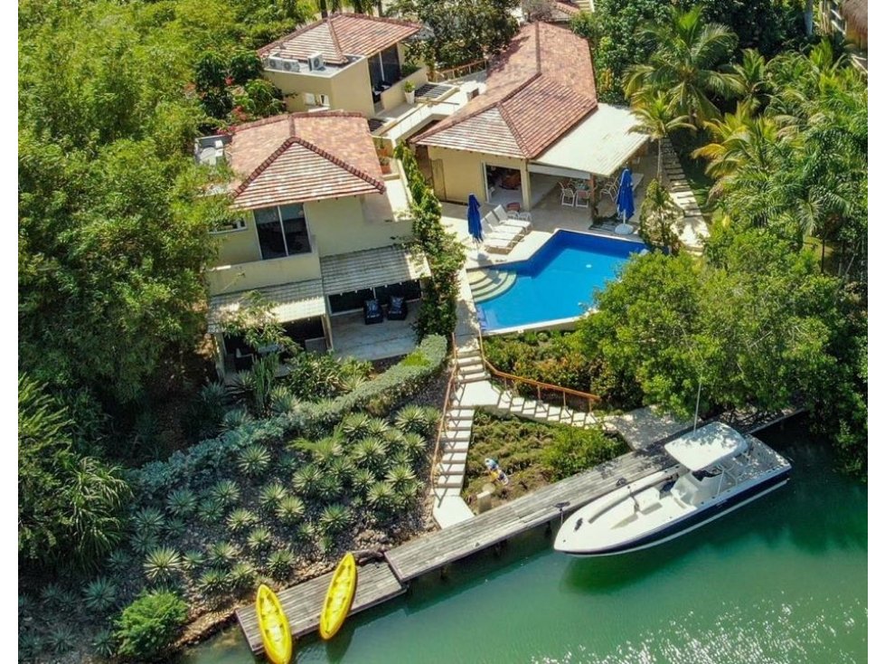 SE VENDE CASA EN CONDOMINIO MARINA DE BARÚ, SOBRE EL CANAL NAVEGABLE