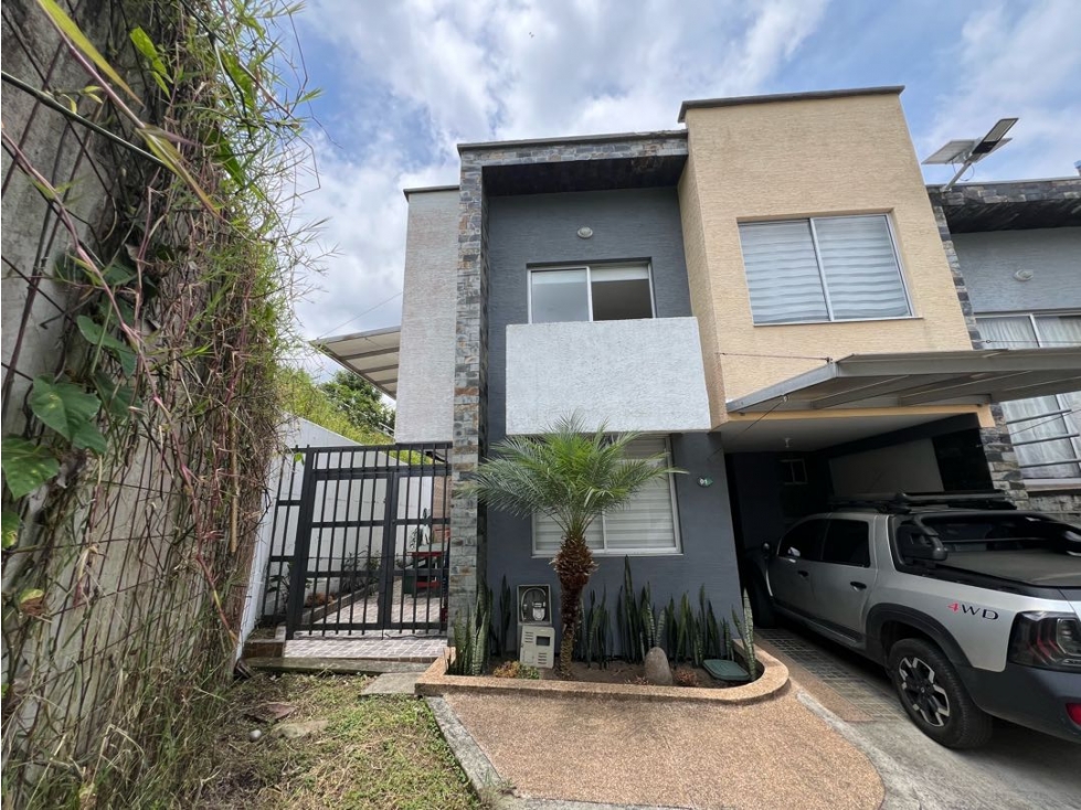 SE VENDE CASA EN CONJUNTO CERRADO EN AV. CENTENARIO