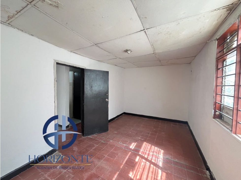 SE VENDE CASA EN EL BARRIO LOS ALMENDROS CON EXCELENTE UBICACIÓN - 6