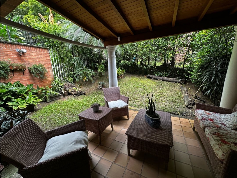 HERMOSA CASA EN EL POBLADO SECTOR SAN LUCAS Y AMPLIO JARDÍN INTERNO