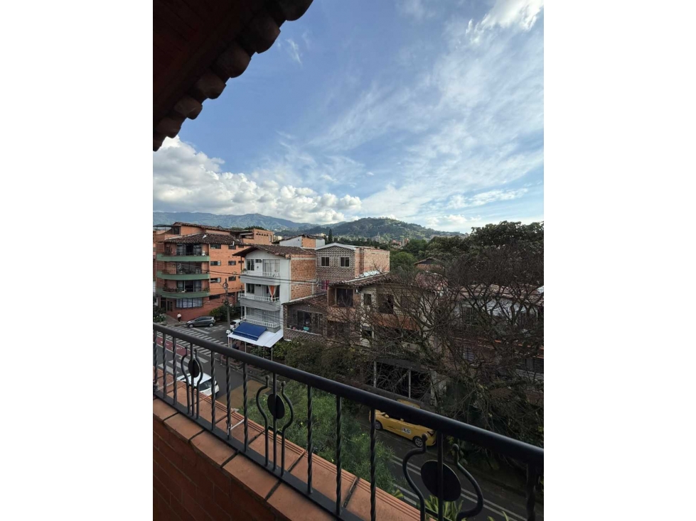 SE VENDE CASA EN ENVIGADO 3 Y 4 PISO CON TERRAZA.