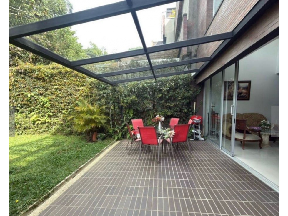 SE VENDE CASA EN ENVIGADO, CERCA AL MALL TERRACINA. LOMA DEL CHOCHO