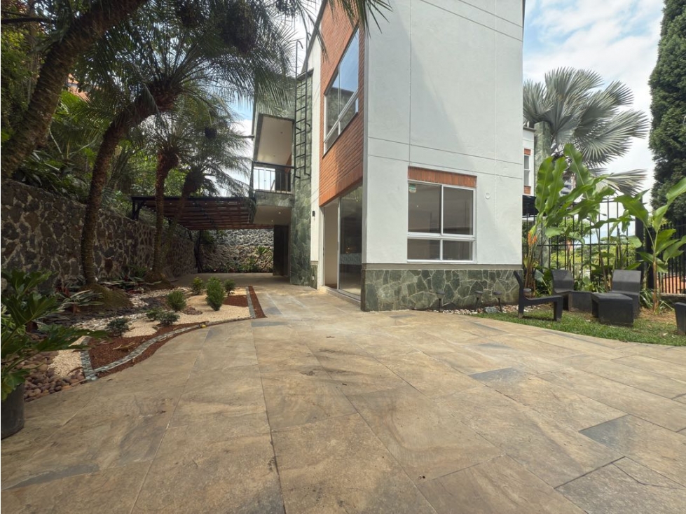 Se vende casa en Envigado con Apartaestudio Areendado