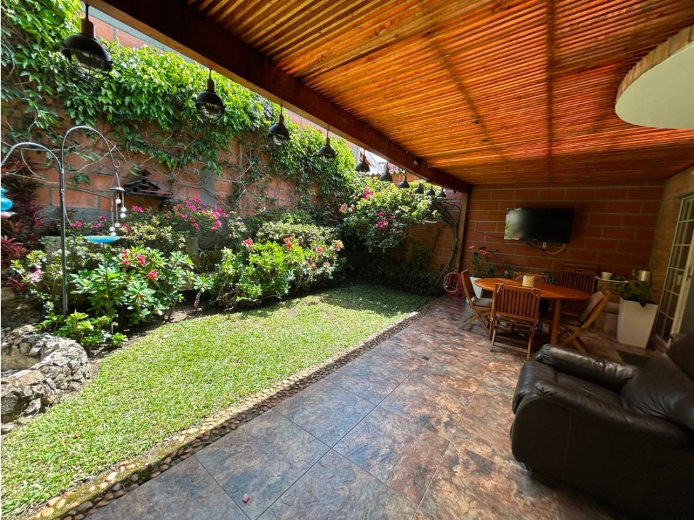 SE VENDE CASA EN ENVIGADO, LOMA EL ESCOBERO CERCA AL CC CITY PLAZA — foto 2