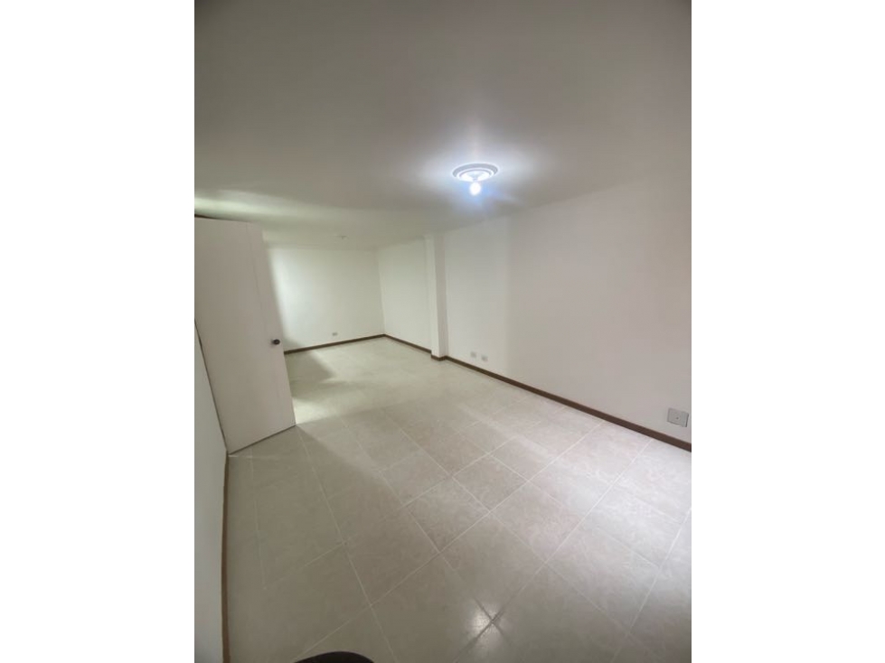 SE VENDE CASA EN ENVIGADO, PARTE PLANA CERCA A TODO — foto 2