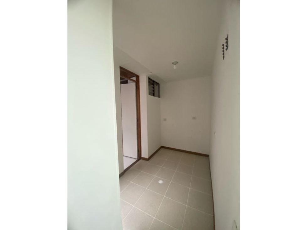 SE VENDE CASA EN ENVIGADO, PARTE PLANA CERCA A TODO — foto 4