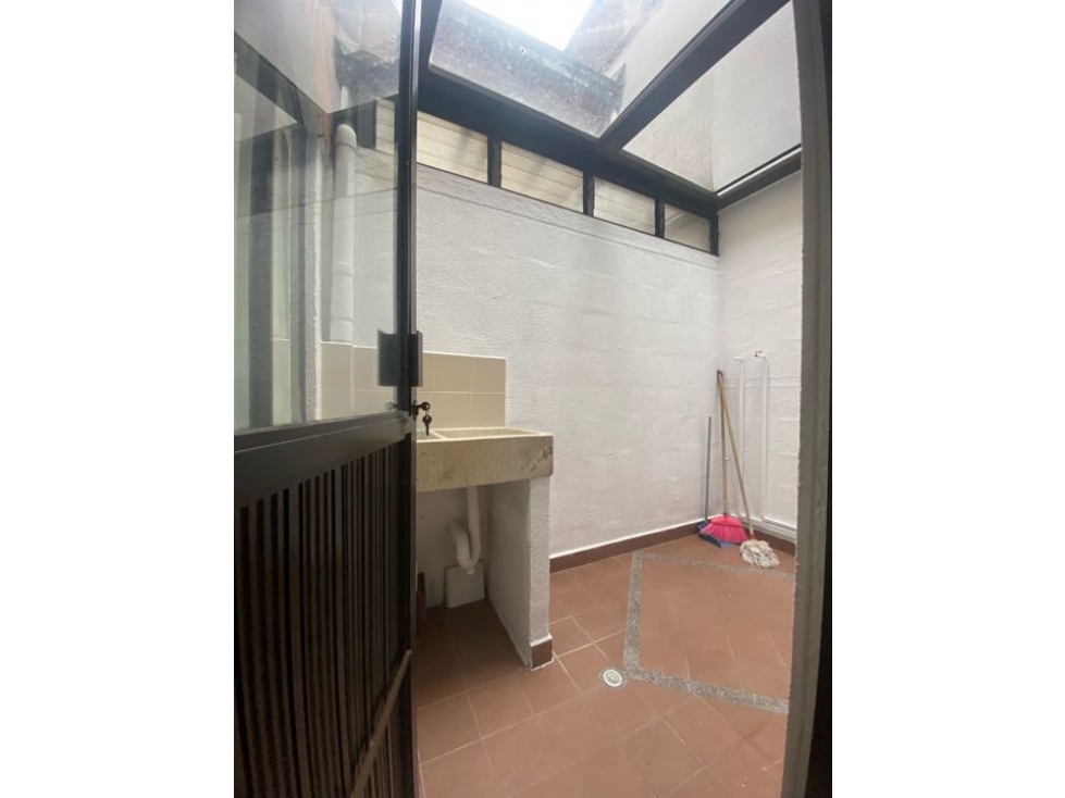 SE VENDE CASA EN ENVIGADO, PARTE PLANA CERCA A TODO — foto 5
