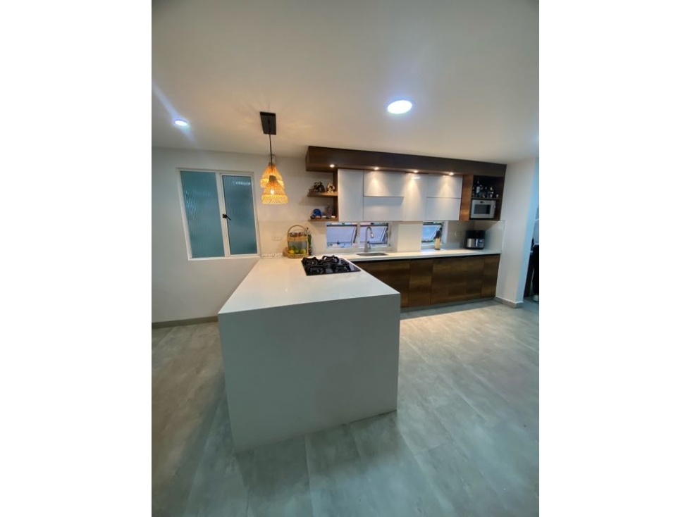 SE VENDE CASA EN ENVIGADO REFORMADA LOMA DEL ESCOBERO SÚPER UBICACION
