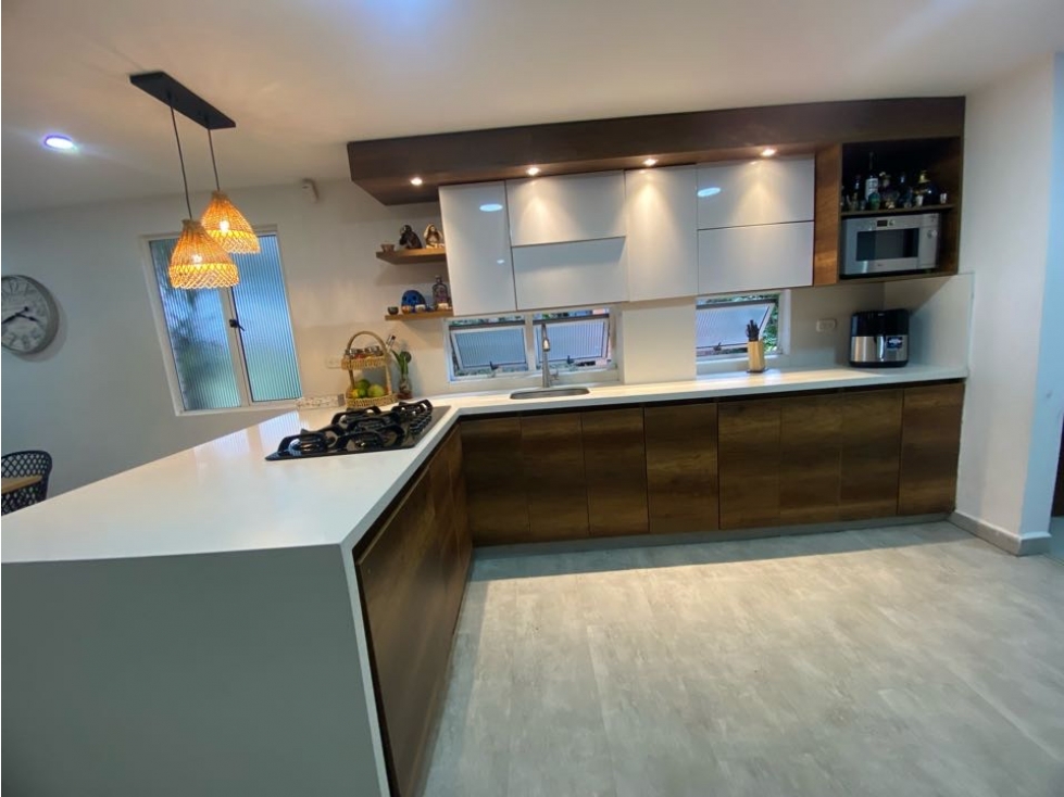 SE VENDE CASA EN ENVIGADO REFORMADA LOMA DEL ESCOBERO SÚPER UBICACION — foto 2