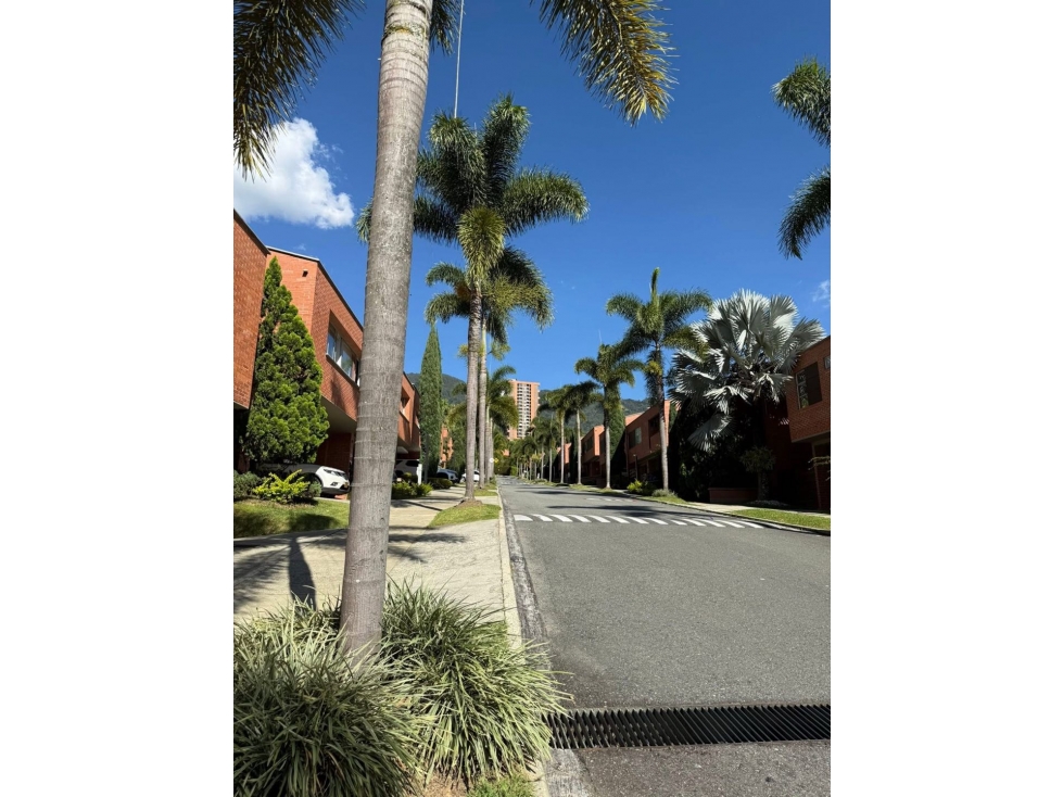 SE VENDE CASA EN ENVIGADO, SECTOR BENEDICTINOS