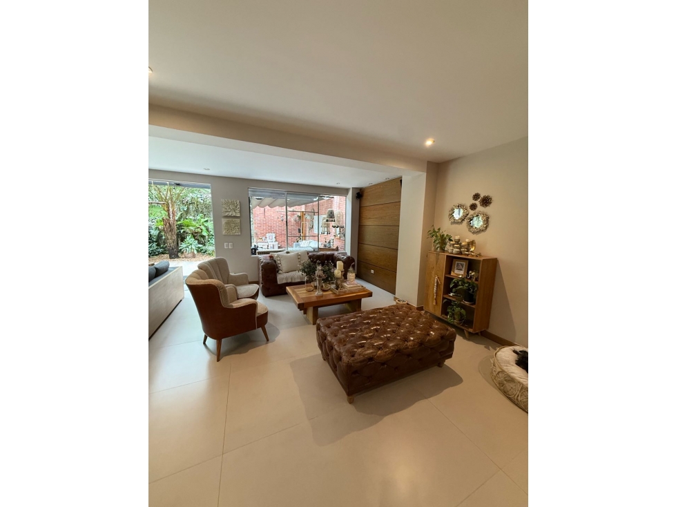 SE VENDE CASA EN ENVIGADO, SECTOR BENEDICTINOS.