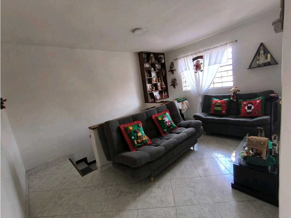 SE VENDE CASA AMPLIA EN BARRIO FLORENCIA - MEDELLIN