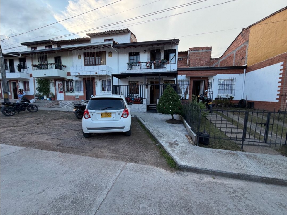 SE VENDE CASA EN LA CEJA BARRIO LA ALDEA CON 4 HABITACIONES EXCELENTE — foto 2