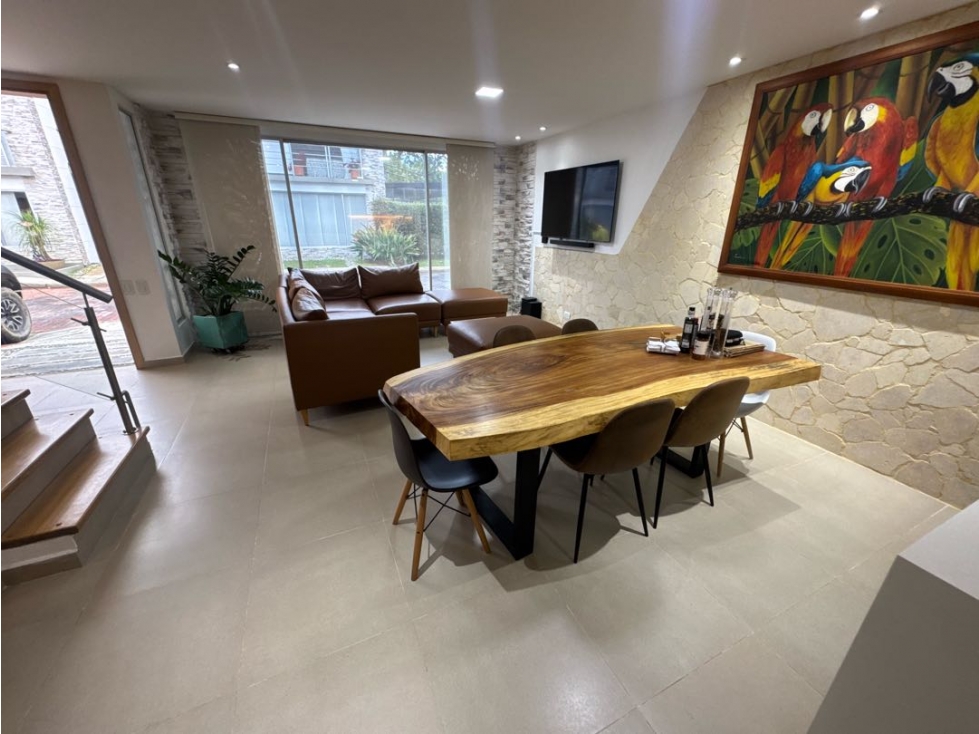 SE VENDE CASA EN LA CEJA EN UNIDAD CERRADA CERCA AL VIVA ÁREA 184 m2