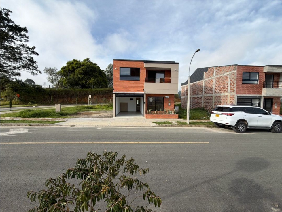 SE VENDE CASA EN LA CEJA PARA ESTRENAR EN JARDINES DE LA COLOMBIER(RI)