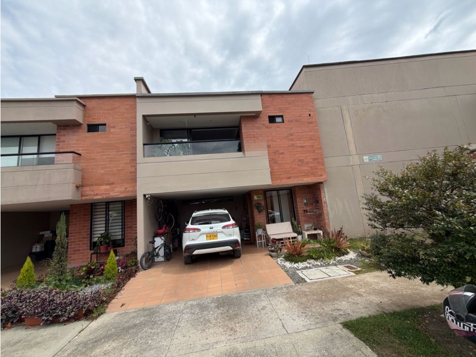 SE VENDE CASA EN LA CEJA UNIDAD CERRADA CIUDAD JARDÍN ESQUINERA