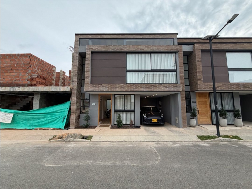 SE VENDE CASA EN LA CEJA UNIDAD CERRADA CON ENERGIA SOLA PISCINA CANCH