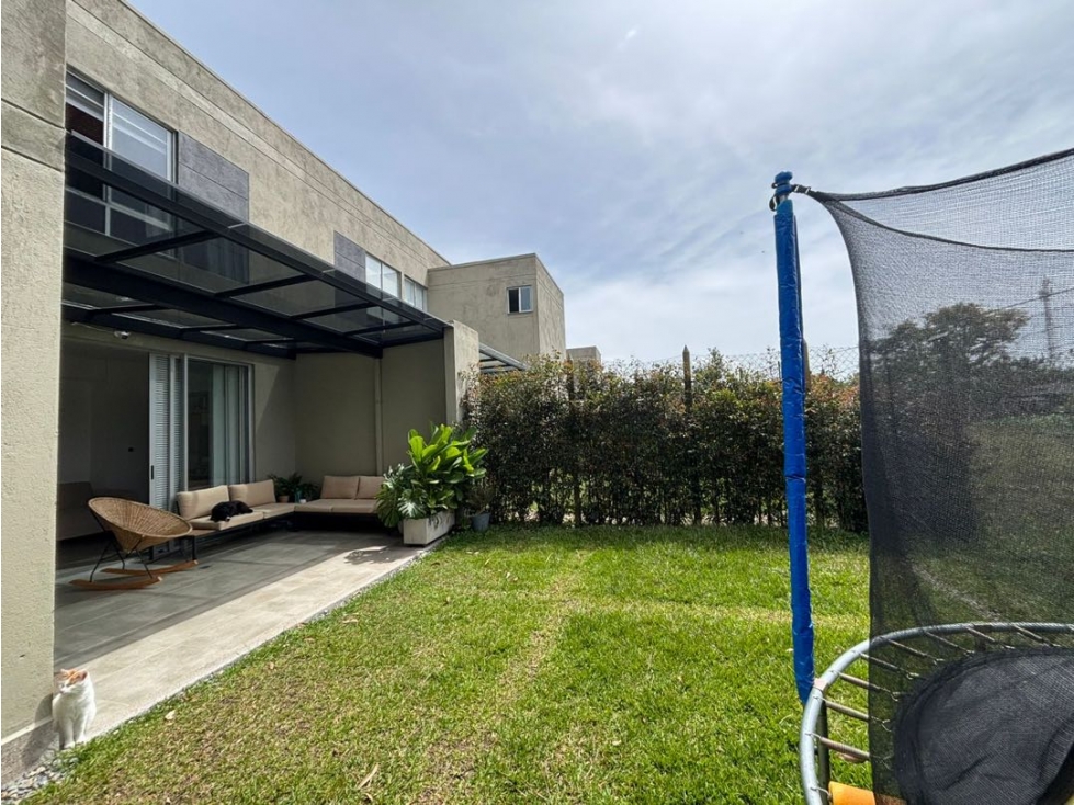 SE VENDE CASA EN LA CEJA URBANIZACION ANTIGUA CON ZONA VERDE PRIVADA