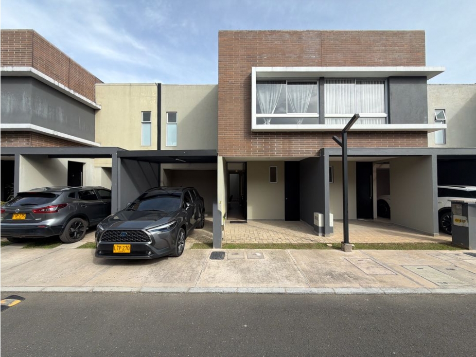 Se vende casa en la ceja urbanización Antigua. Casa 95. Doble parquead