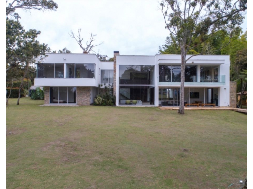 SE VENDE CASA EN LLANOGRANDE DETRÁS DEL CLUB EN PARCELACION