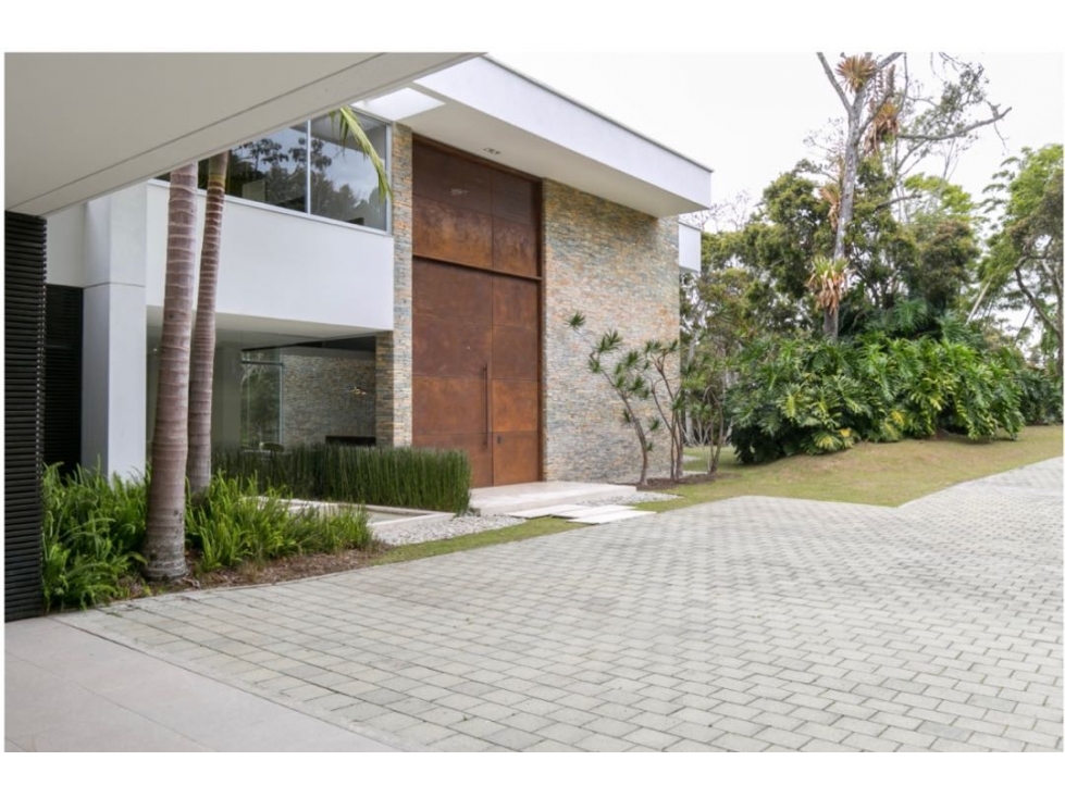 SE VENDE CASA EN LLANOGRANDE DETRÁS DEL CLUB EN PARCELACION — foto 2