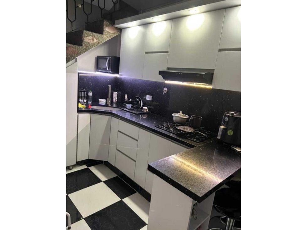 SE VENDE CASA EN MANRIQUE CERCA AL METROPLUS