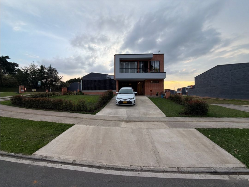 SE VENDE CASA EN RIONEGRO, SAN ANTONIO DE PEREIRA, UNIDAD CANTO, JARDI